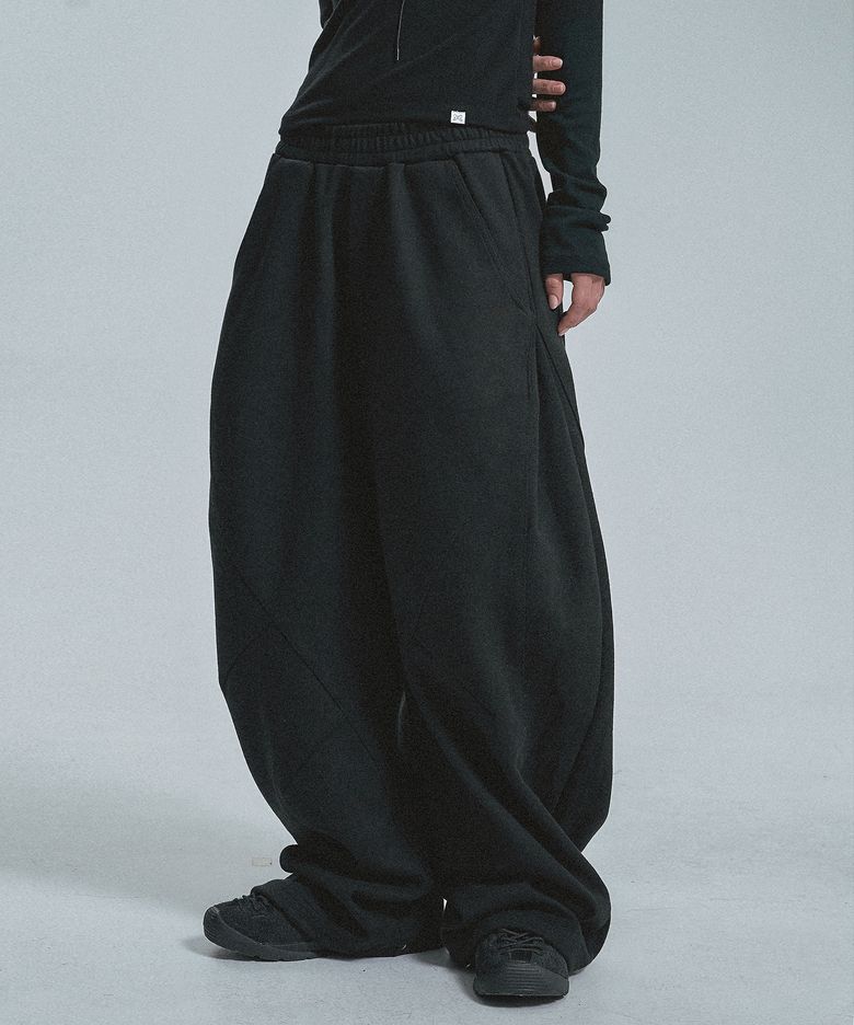 커브드 라인 다트 벌룬 스웨트팬츠 - 블랙