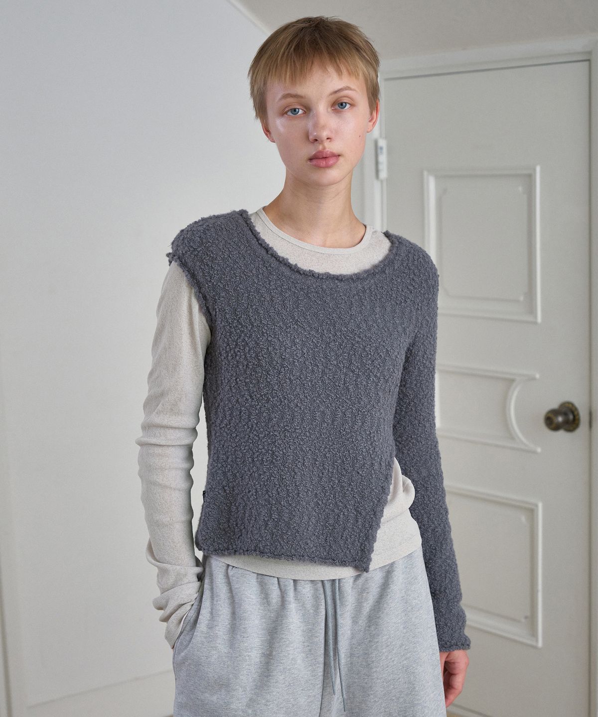 시메트릭 퍼센트(SYMMETRICPERCENT) Unbalanced Boucle Knit Top / Charcoal