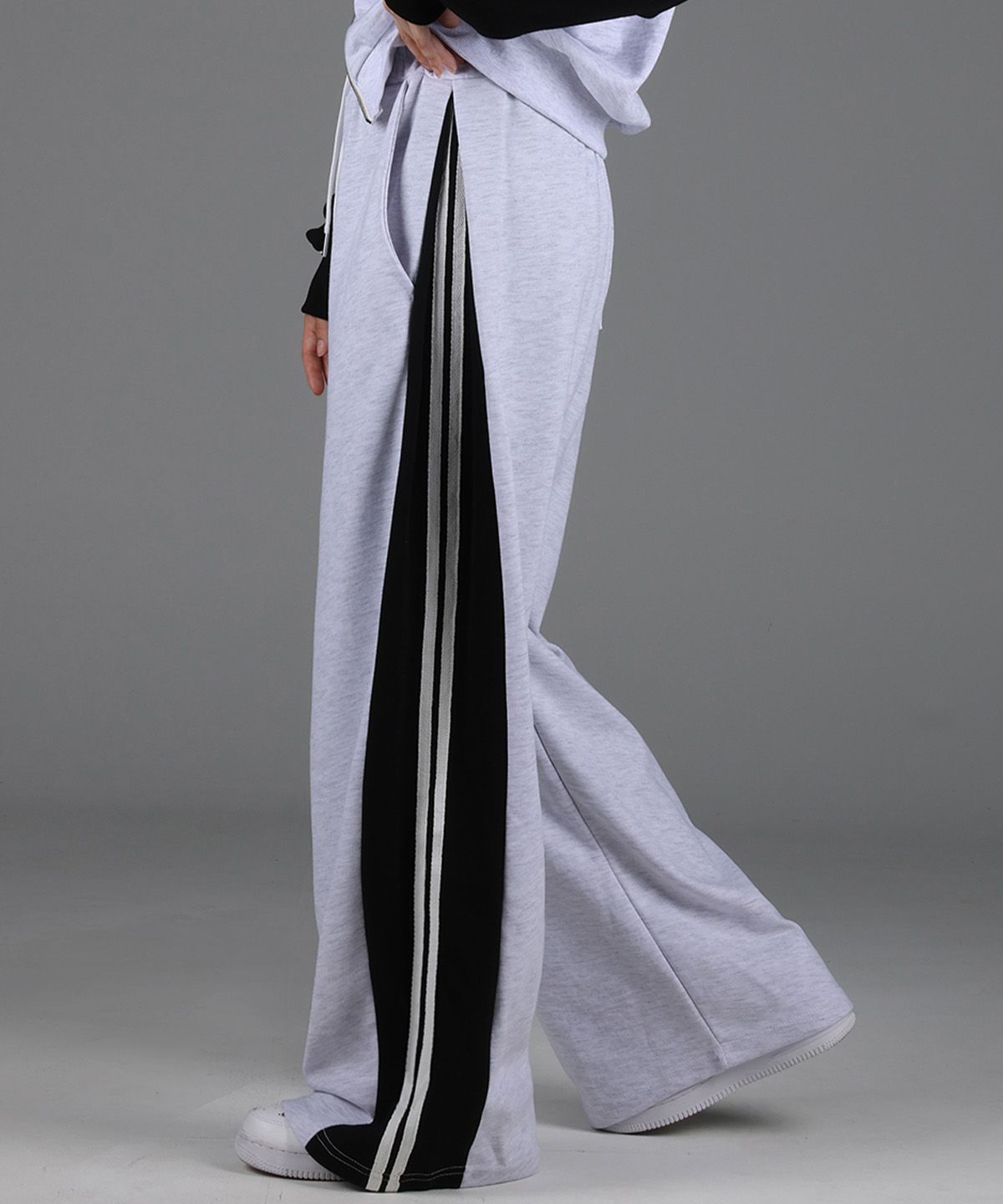 포더핏(FOR THE FIT) 배색 사이드 핀턱 스웨트 와이드 팬츠_백염