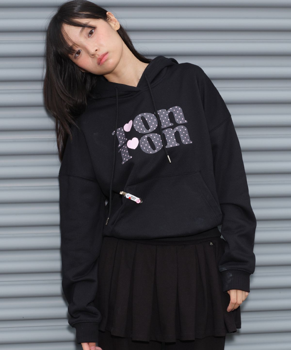 론론(RONRON) DOT LOGO CROP HOODIE BLACK