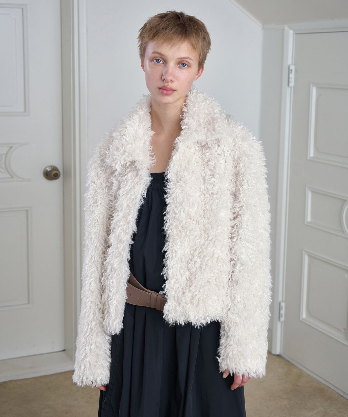 시메트릭 퍼센트(SYMMETRICPERCENT) Faux Fur Crop Jacket / Ivory