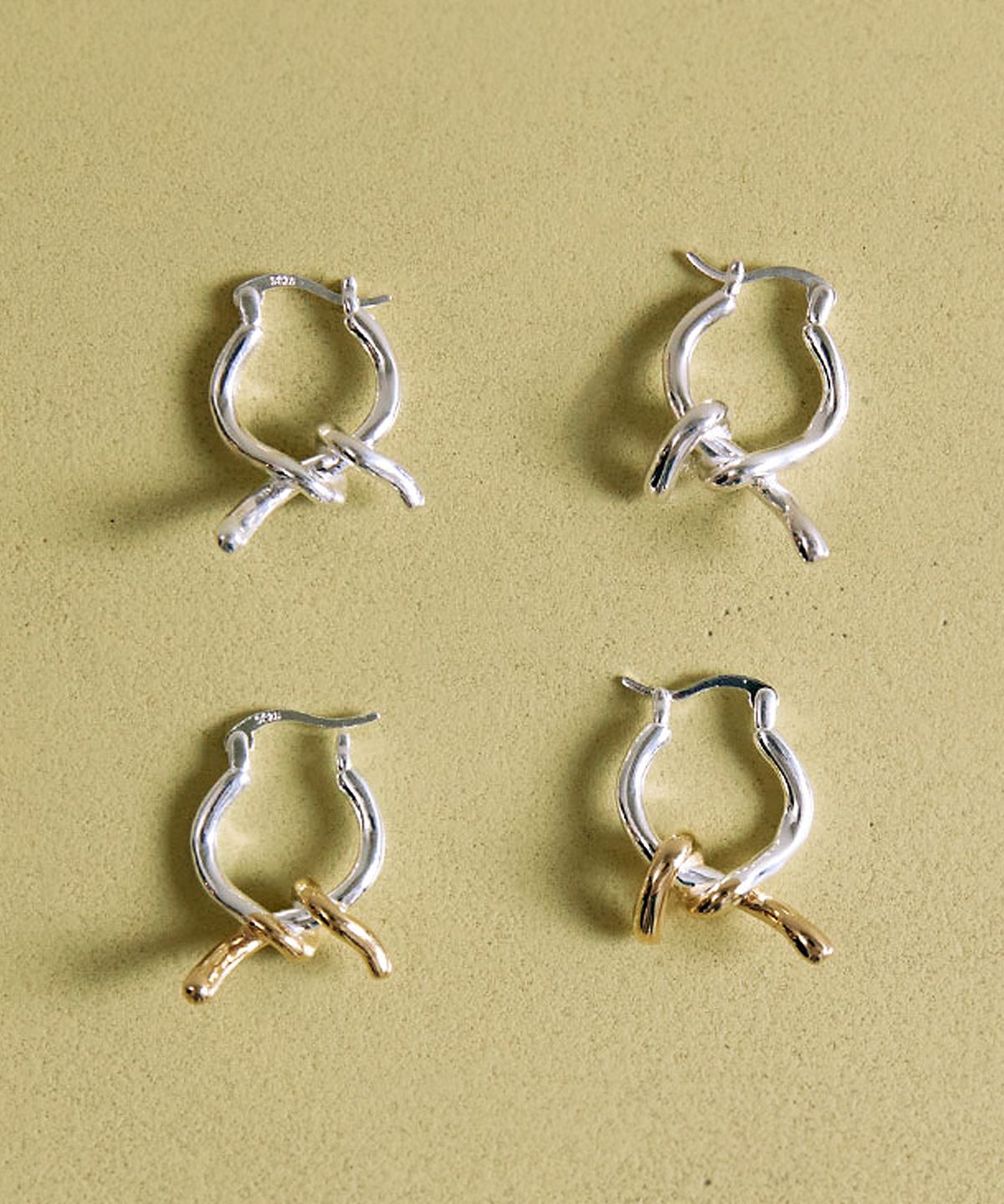 누아보(NUAVO) Walking human earring