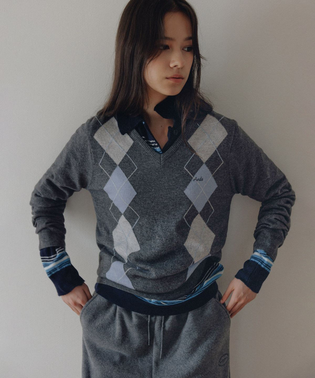 앤니즈(ANDNEEDS) Eddy argyle v-neck knit (charcoal gray)