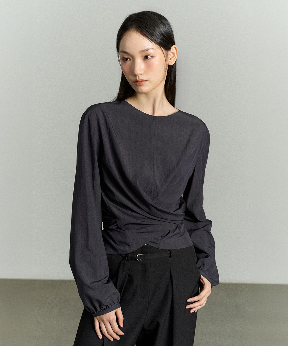 리이(RE RHEE) WAIST WRAP BLOUSE CHARCOAL