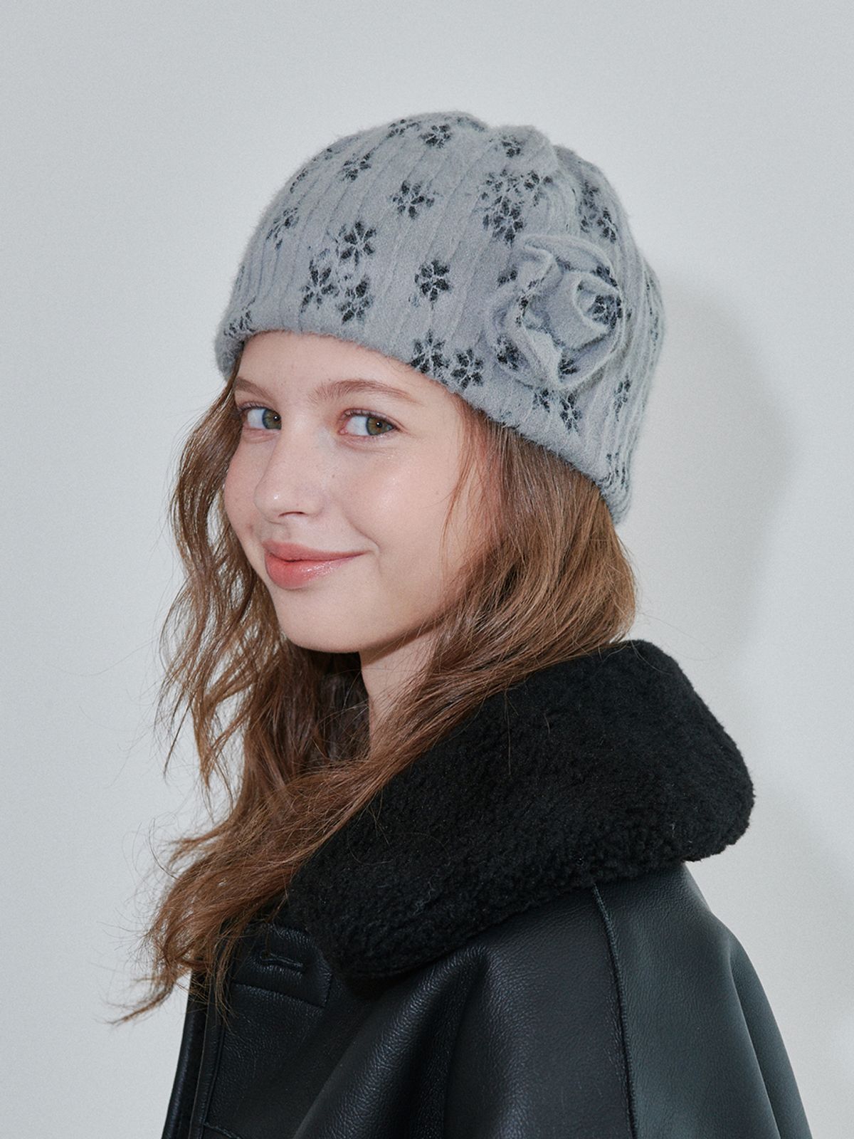 오앨(OUEL) ROSE CORSAGE KNIT BEANIE_GREY