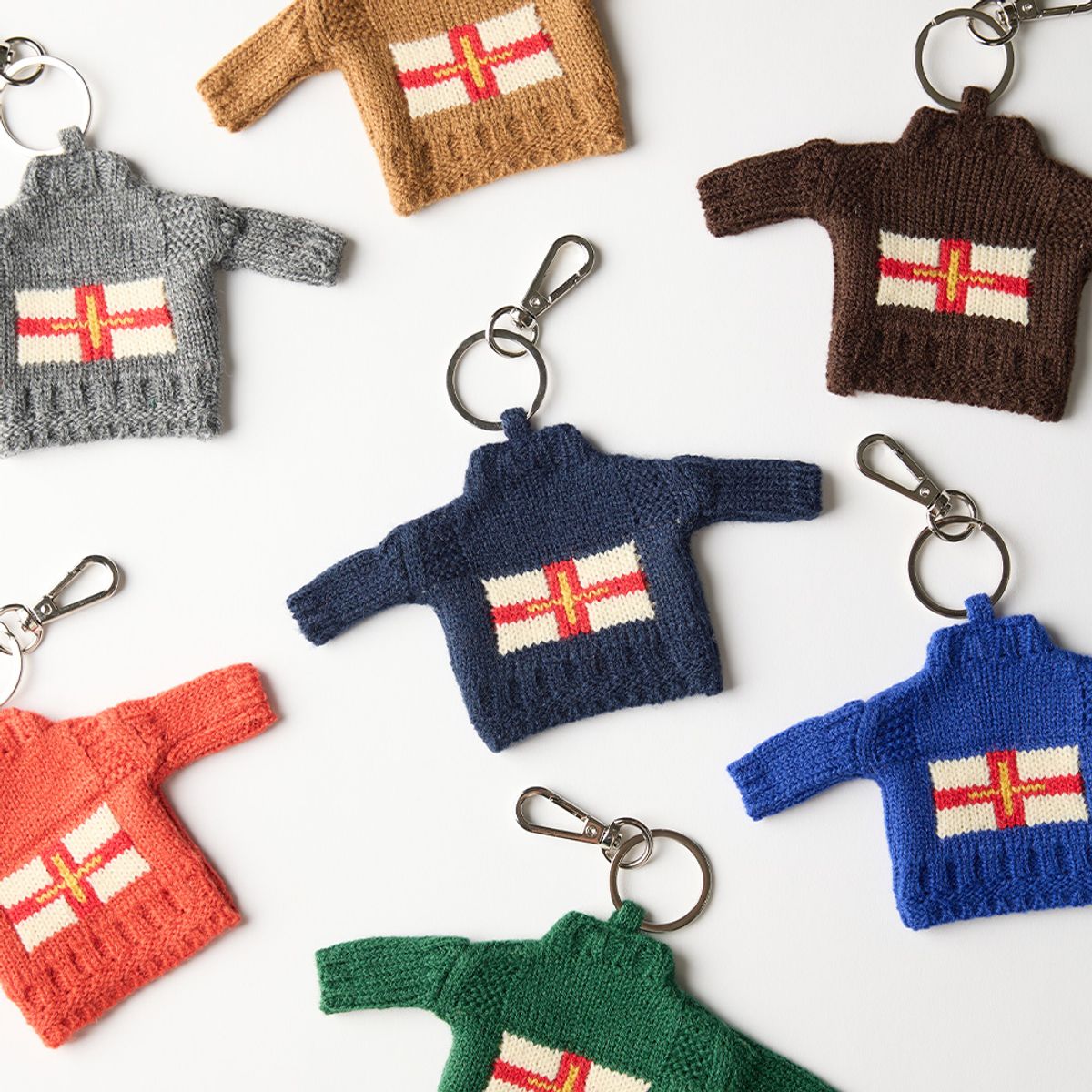 건지 울른스(Guernsey Woollens) 건지 더블크로스 스웨터 키링 컬렉션