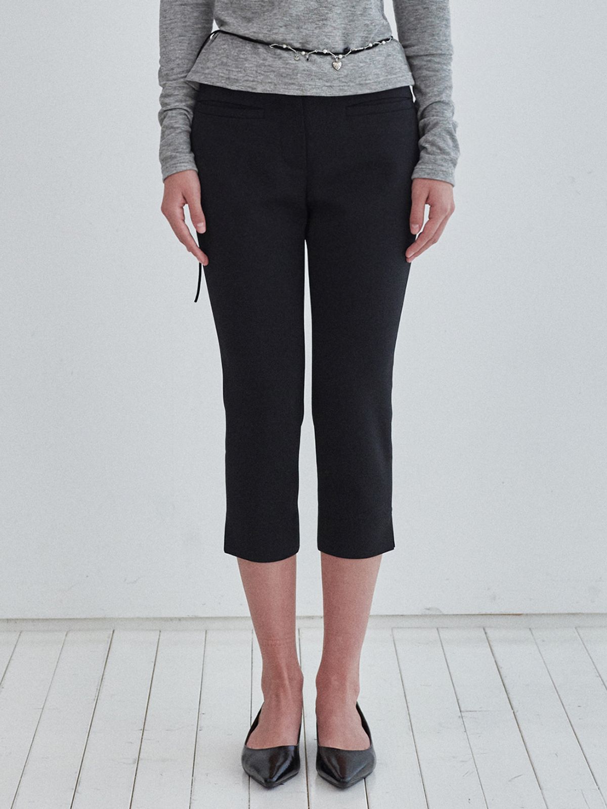 오앨(OUEL) SLIM CAPRI PANTS_BLACK
