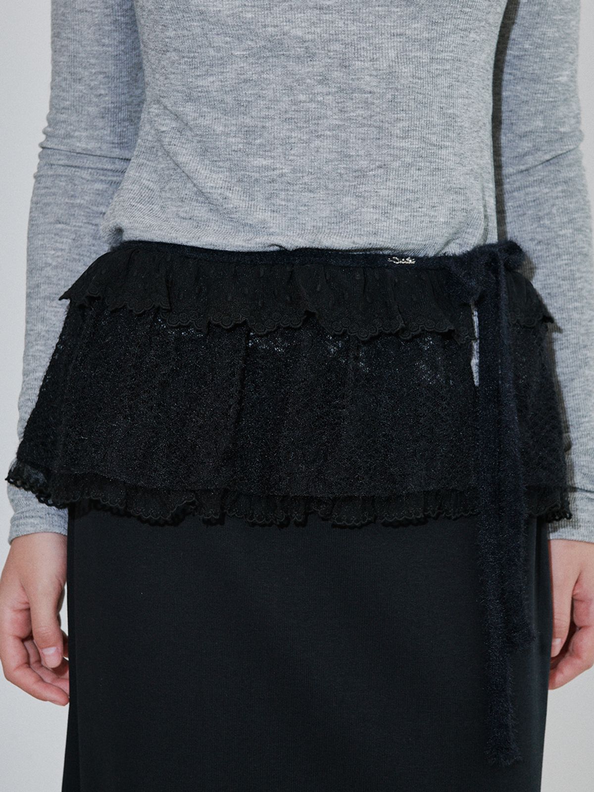 오앨(OUEL) FUZZY LACE MINI WRAP SKIRT_BLACK