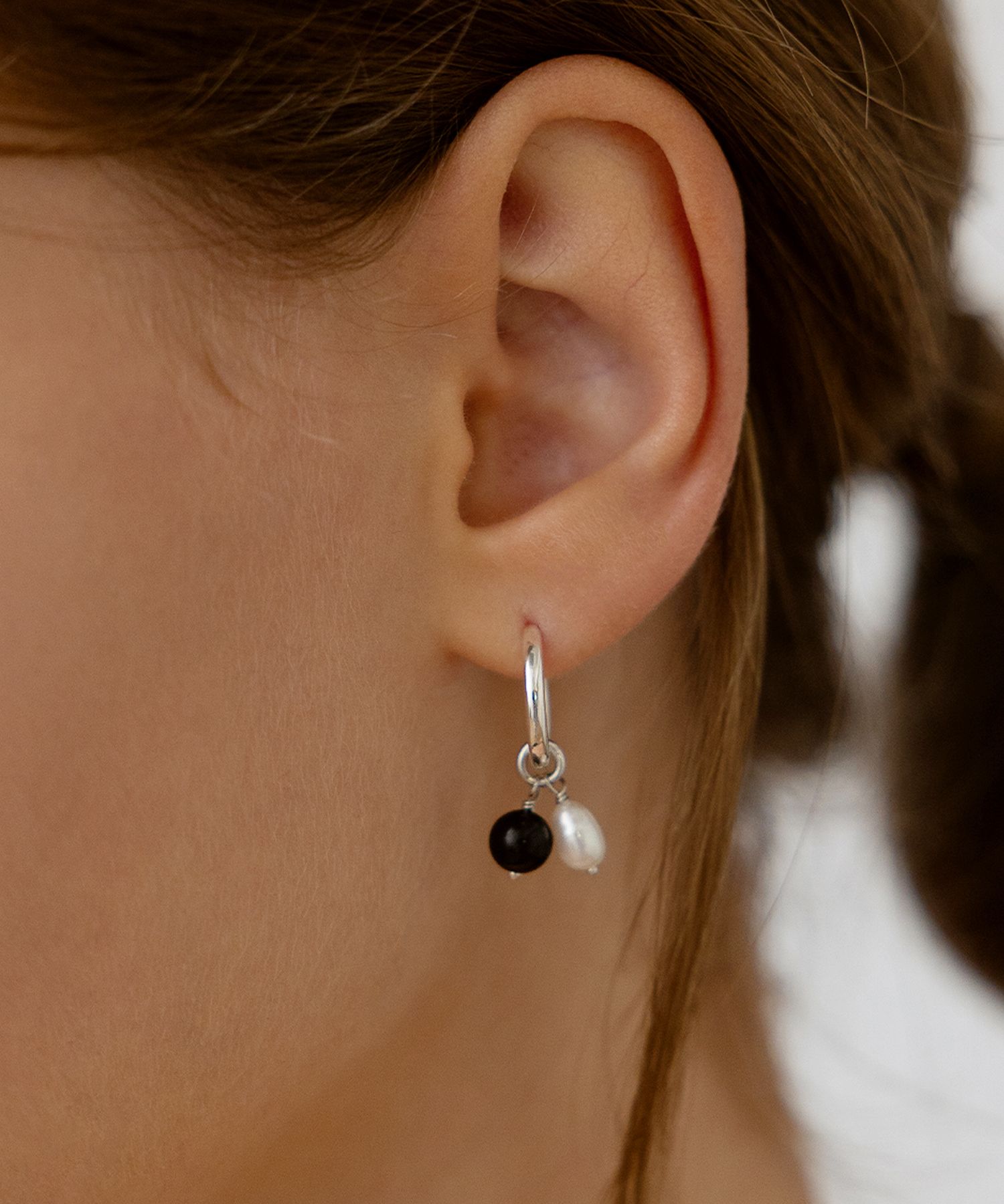MUSINSA公式 | TATIANA Pearl and Onyx Charm Hoop Earrings EC3270