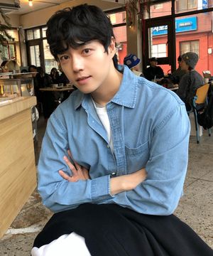 [ON]데님 오버핏 원 포켓 데일리 셔츠 - 2color