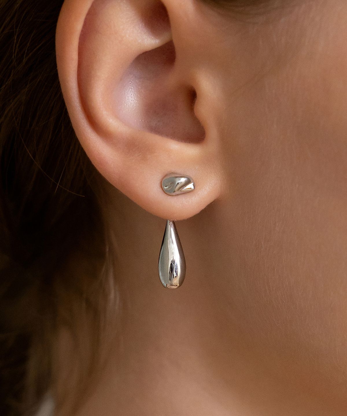 타티아나(TATIANA) 메탈 티어 드롭 이어자켓 귀걸이 EC3258