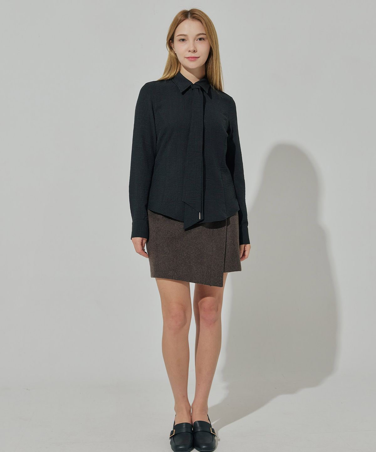벨르마(BELLEMA) black textured stripe slim fit tie blouse