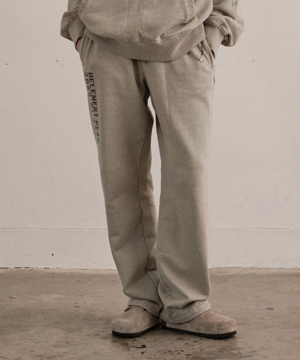 힐리먼트(HELEMENT) 로렌 그래픽 스웨트 팬츠 (BEIGE)