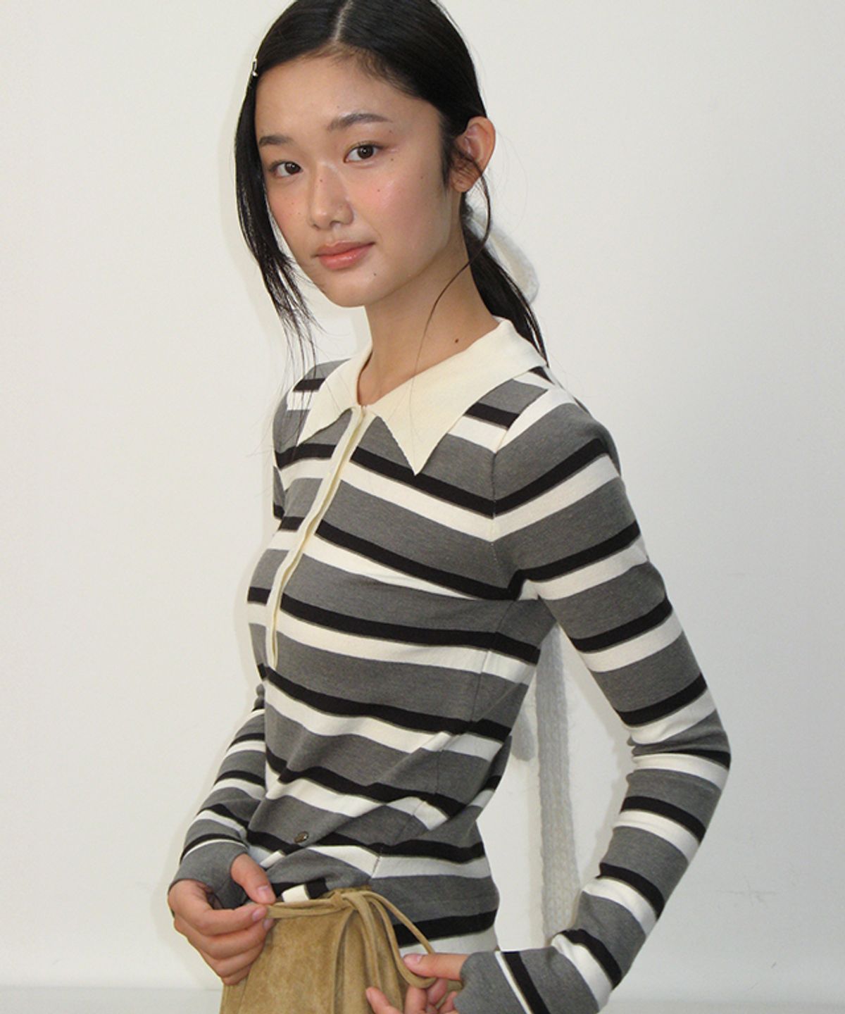 론론(RONRON) STRIPE HENRYNECK COLLAR SLIM LONG SLEEVE KNIT CHARCOAL IVORY