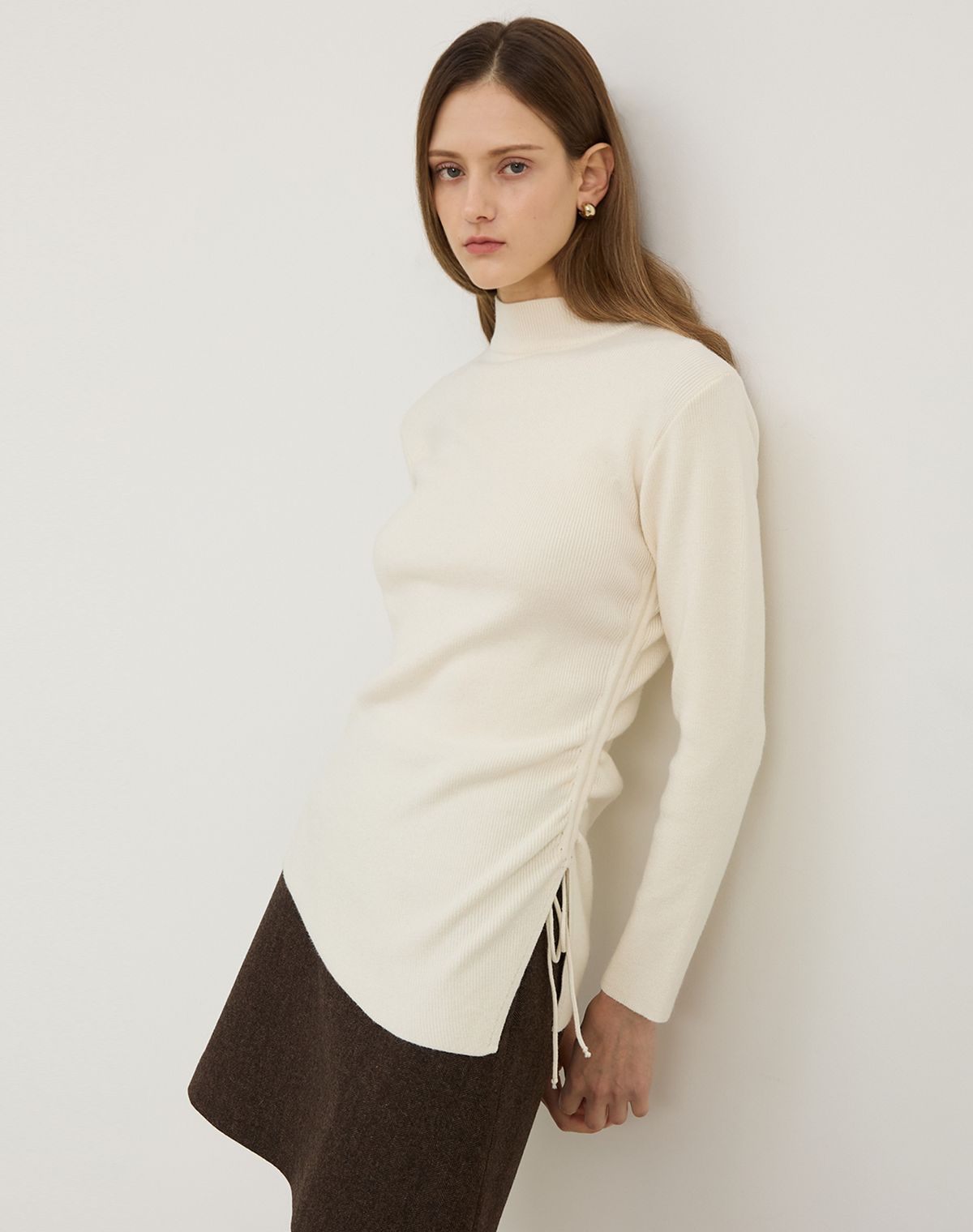 지에마르(GIEMAR) MOCK NECK UNBALANCE CUT KNIT IVORY 모크넥 언발란스 컷 니트 아이보리