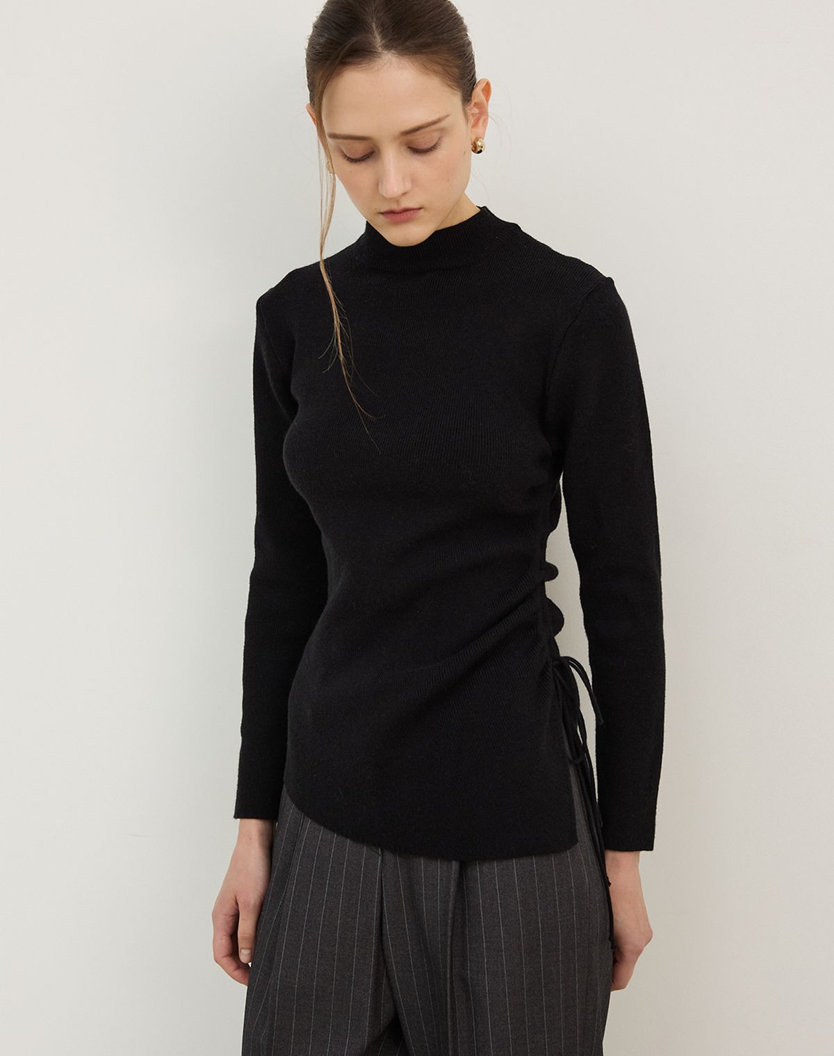 지에마르(GIEMAR) MOCK NECK UNBALANCE CUT KNIT BLACK 모크넥 언발란스 컷 니트 블랙