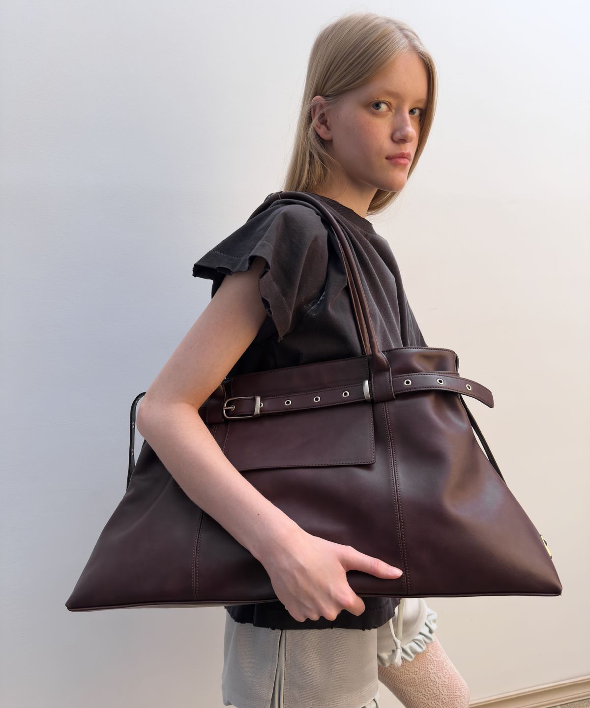 여밈(YEOMIM) slacky bag (mahogany)