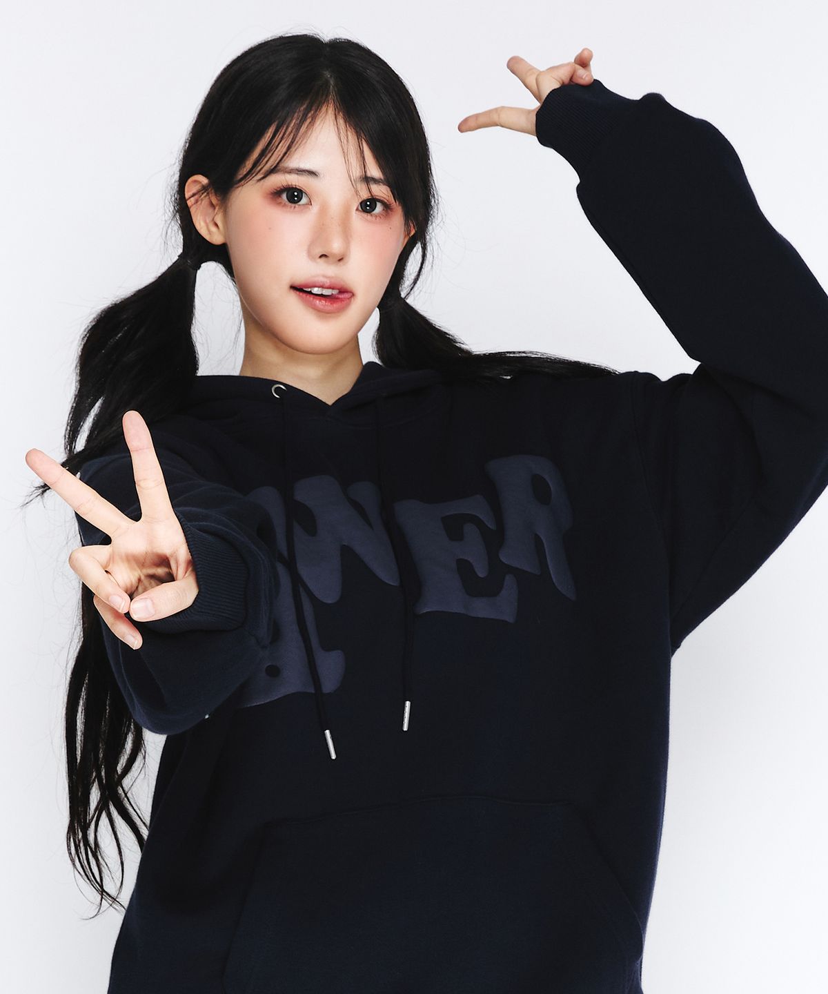 아메스 월드와이드(AMES-WORLDWIDE) QWER BIG TYPO HOODIE NAVY