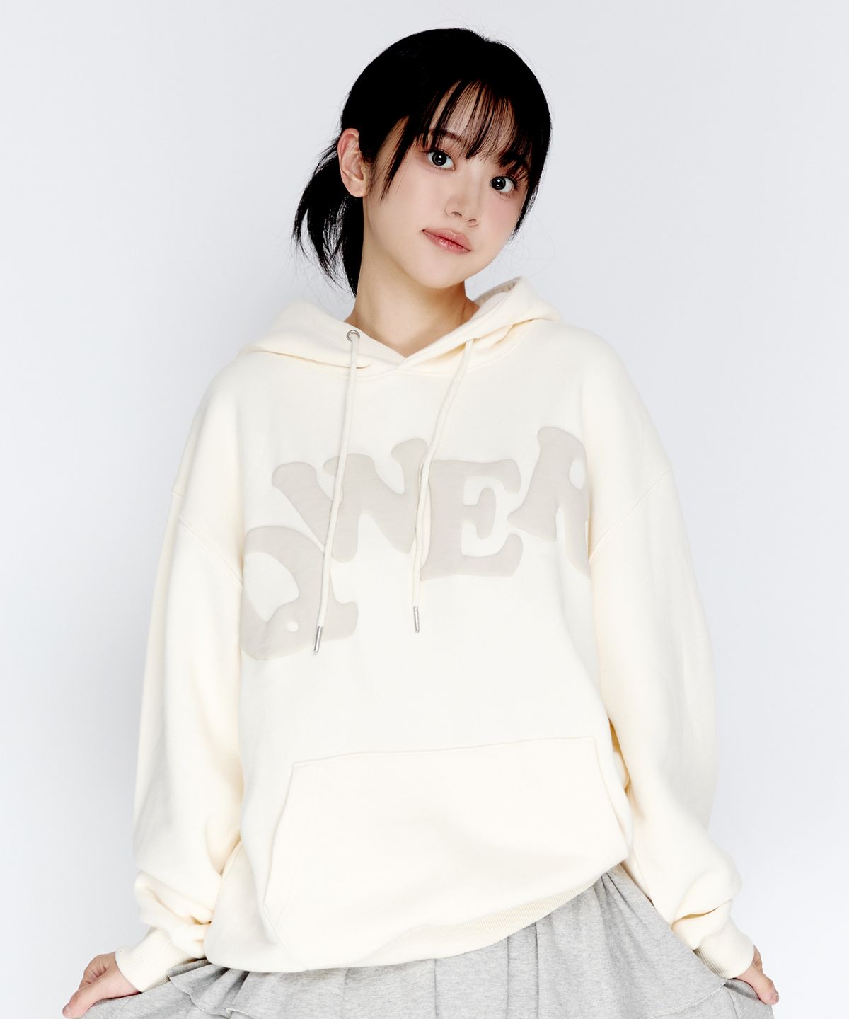 아메스 월드와이드(AMES-WORLDWIDE) QWER BIG TYPO HOODIE CREAM