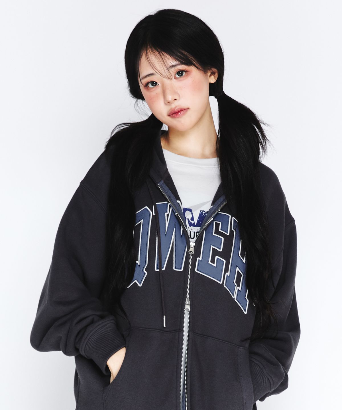 아메스 월드와이드(AMES-WORLDWIDE) QWER BASIC APPLIQUE HOODIE ZIP-UP DEEP CHARCOAL