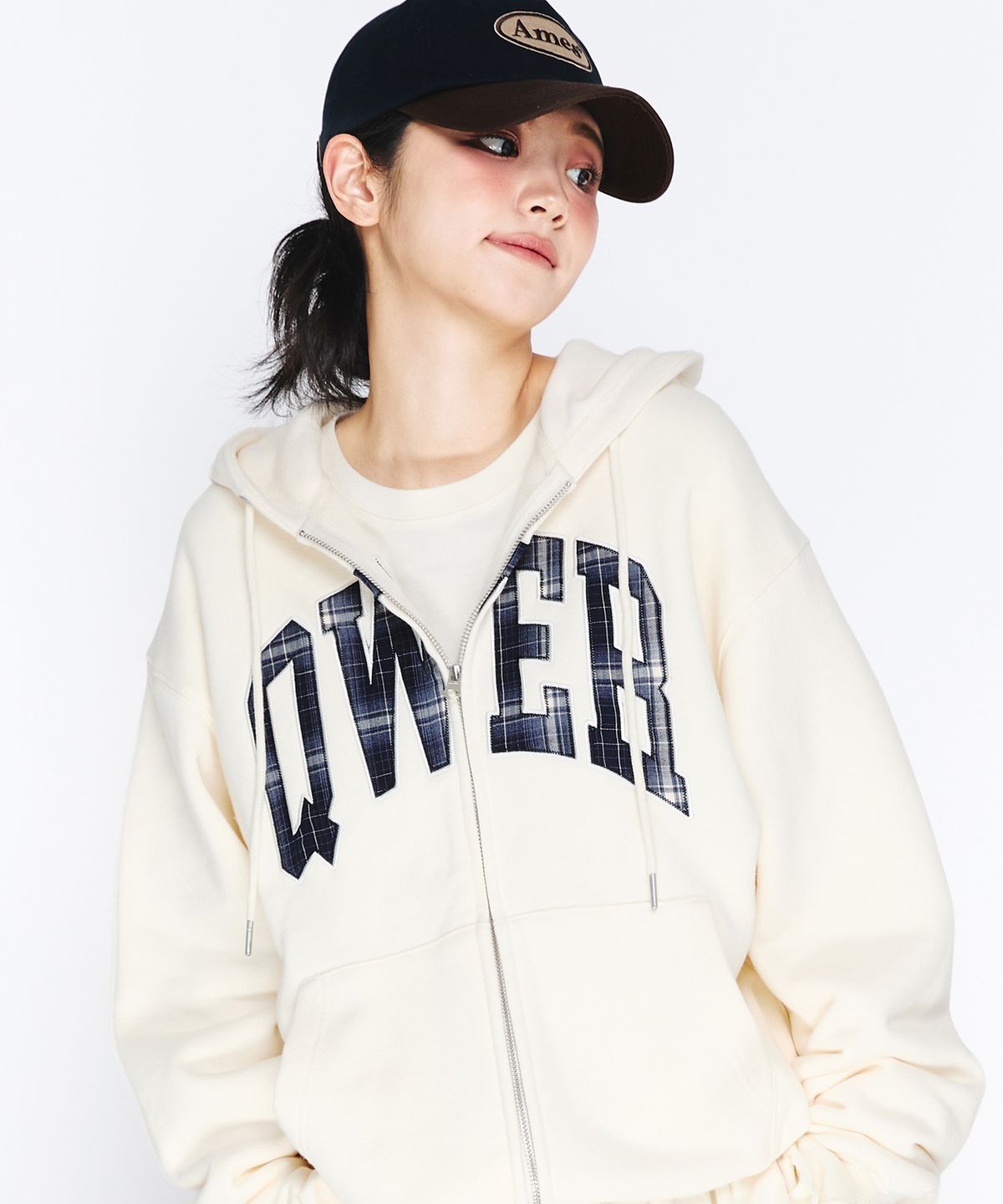 아메스 월드와이드(AMES-WORLDWIDE) QWER BASIC APPLIQUE HOODIE ZIP-UP CREAM