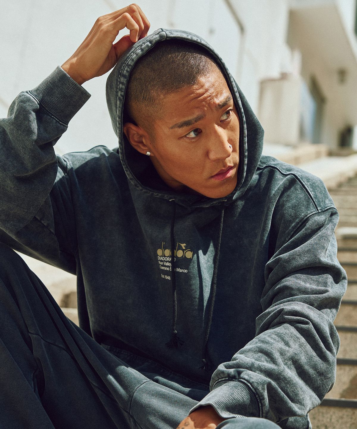 디아도라(diadora) 가먼트워싱 후드티셔츠 BLACK
