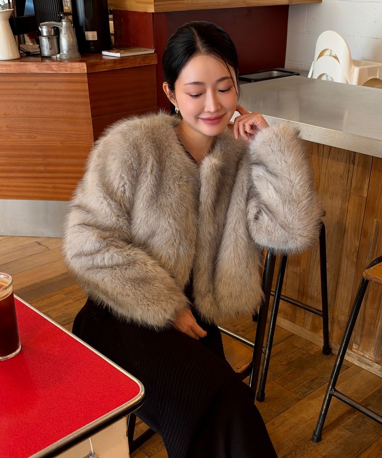 [추하연 PICK] 소프트 퍼 크롭 자켓 라이트그레이 MDJK047LGRAY