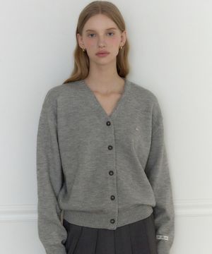로고 브이넥 코지 가디건 - 멜란지 그레이