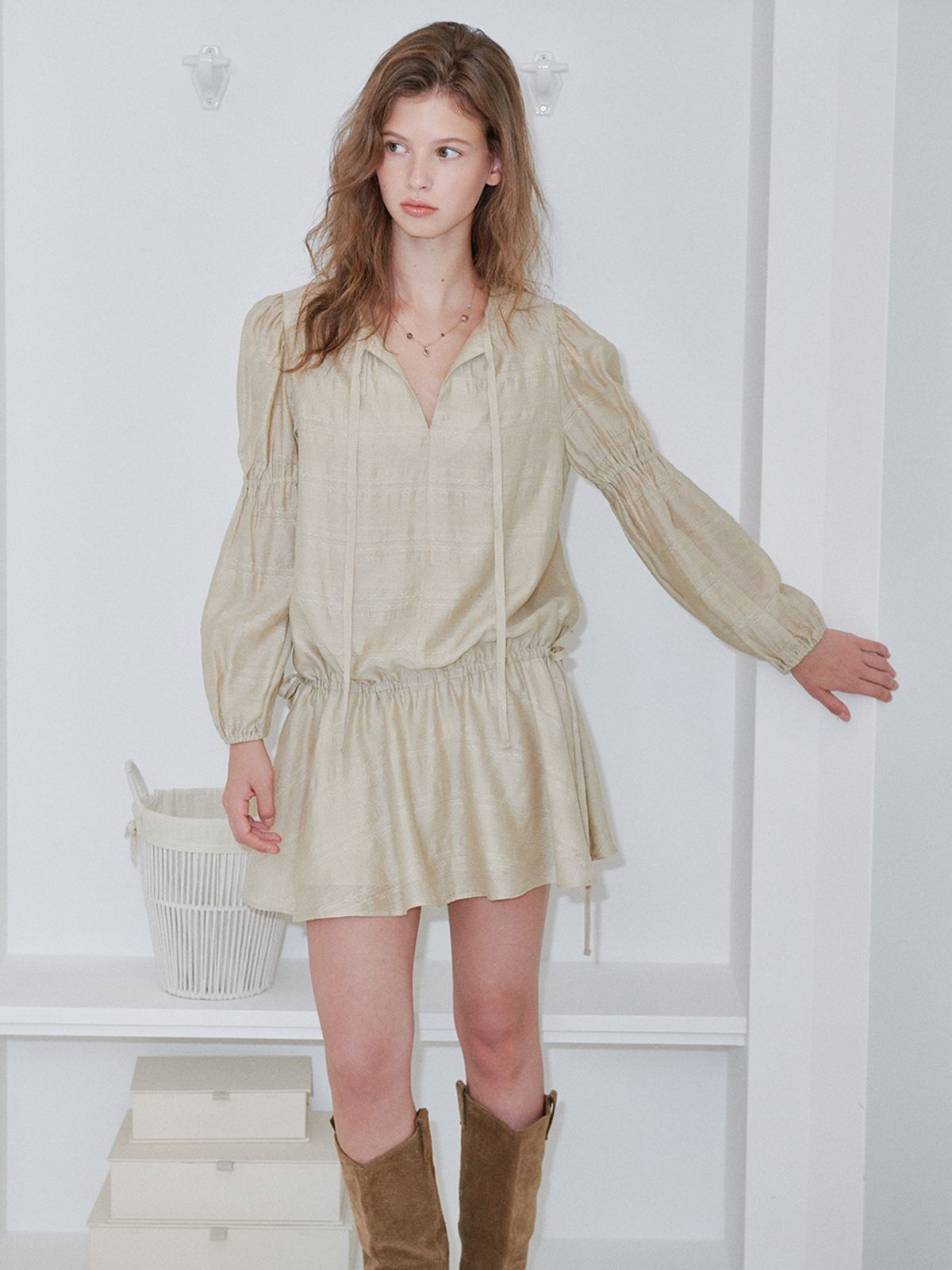 오앨(OUEL) DRAPE TIE MINI DRESS_BEIGE