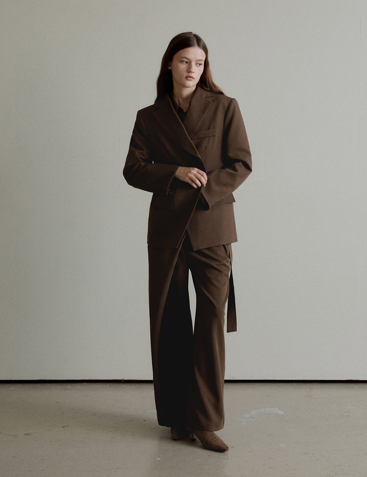 더엘로(THEELO) Wrap Front Slacks (Brown)
