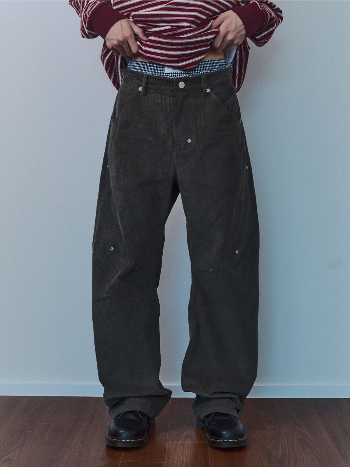 기준 맨(KIJUN MEN) Explorer Studded Corduroy Pants Khaki