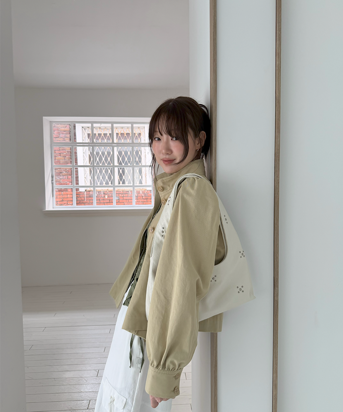기호(KHIHO) 리오라 스터드 백 아이보리