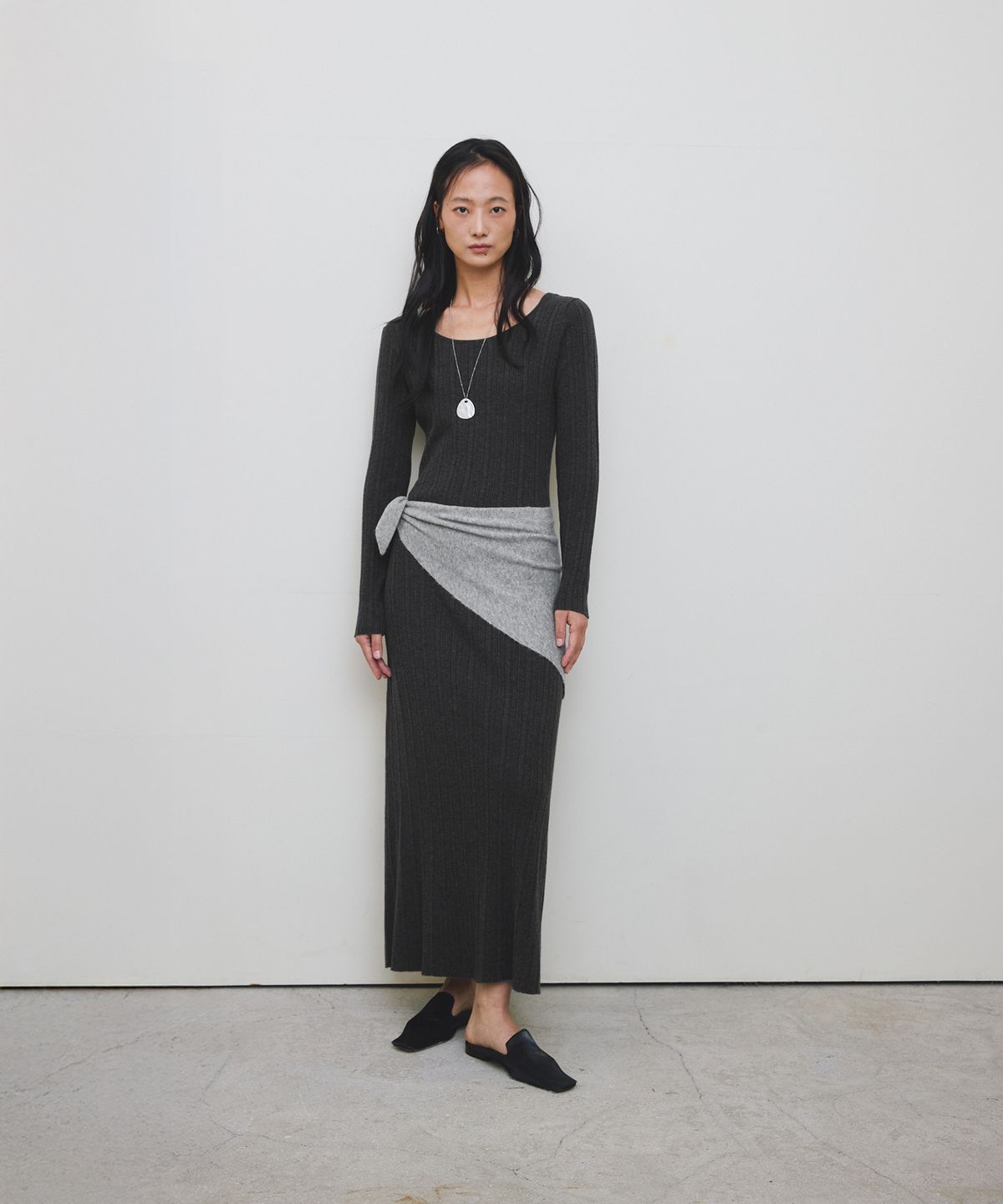 로우타이드(LOW TIDE) PLEATS KNIT DRESS [CHARCOAL]