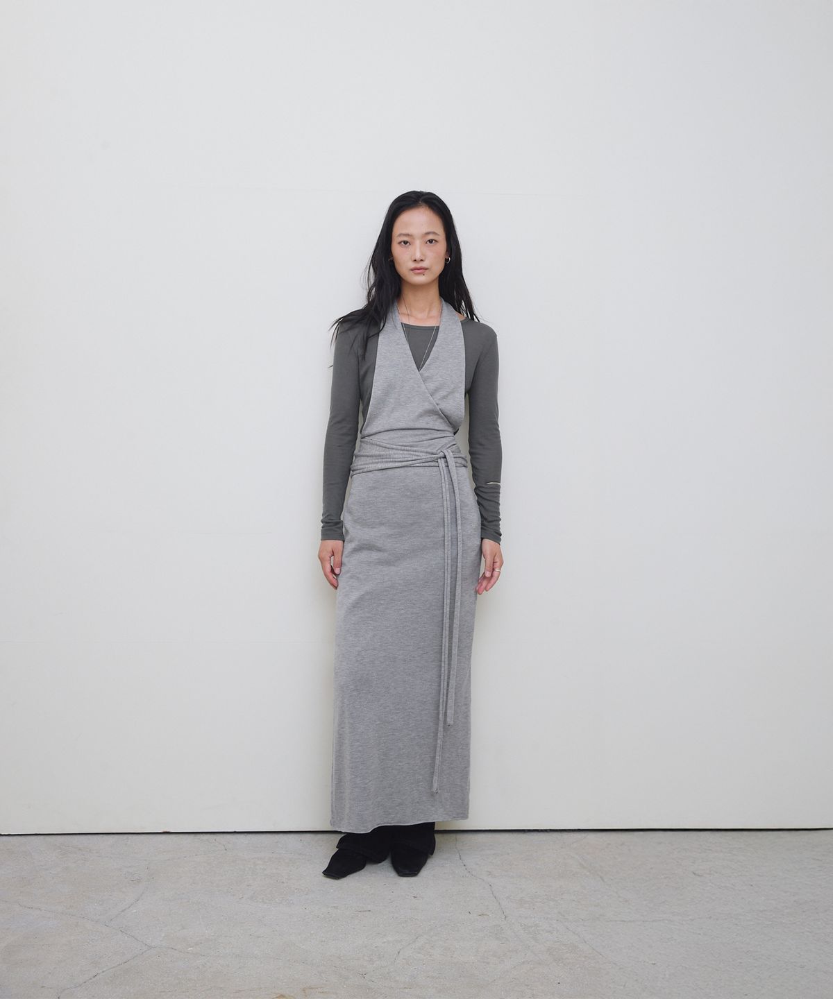 로우타이드(LOW TIDE) SLEEVELESS WRAP KNIT DRESS [GREY]