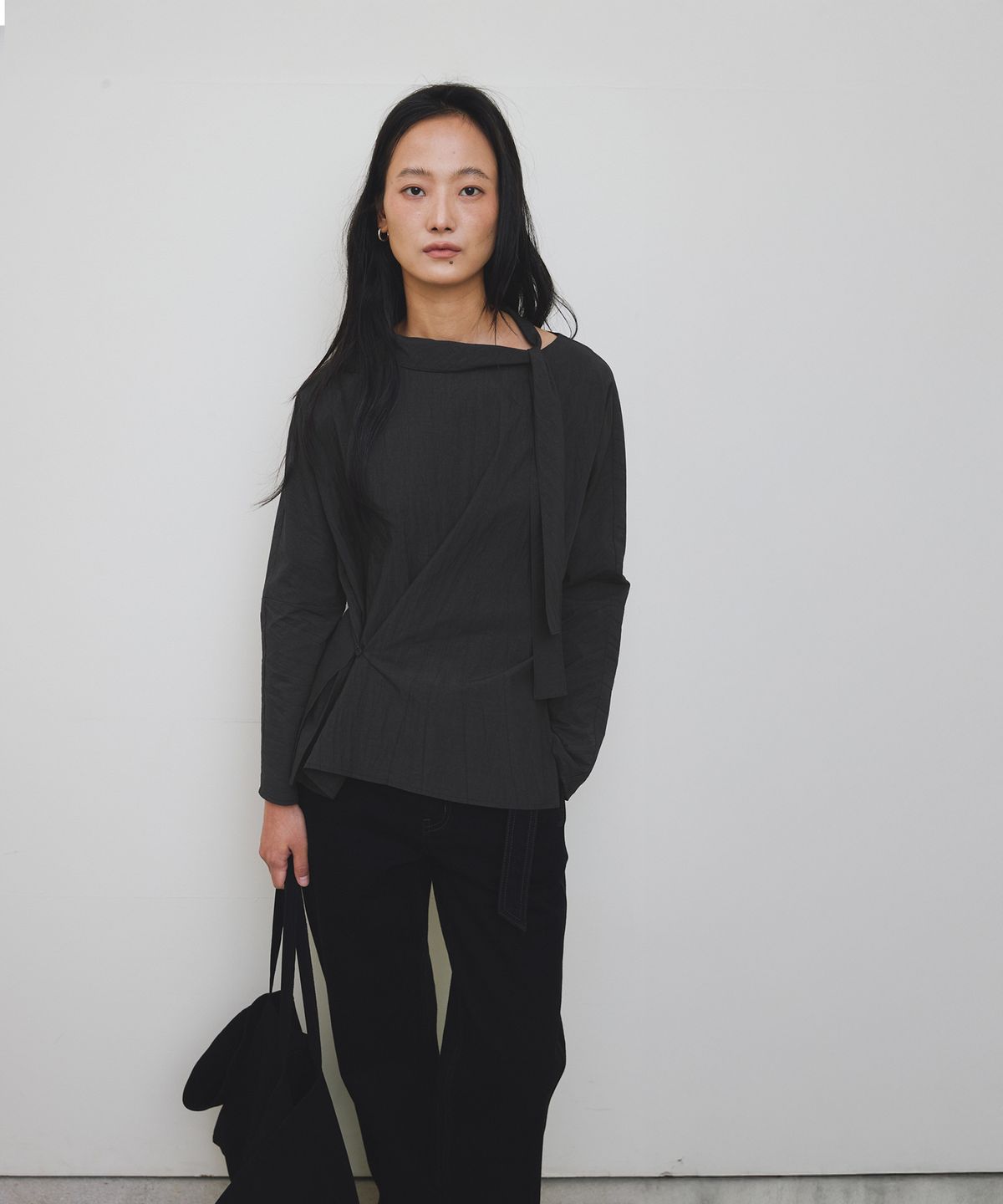 로우타이드(LOW TIDE) SCARF BLOUSE [CHARCOAL]