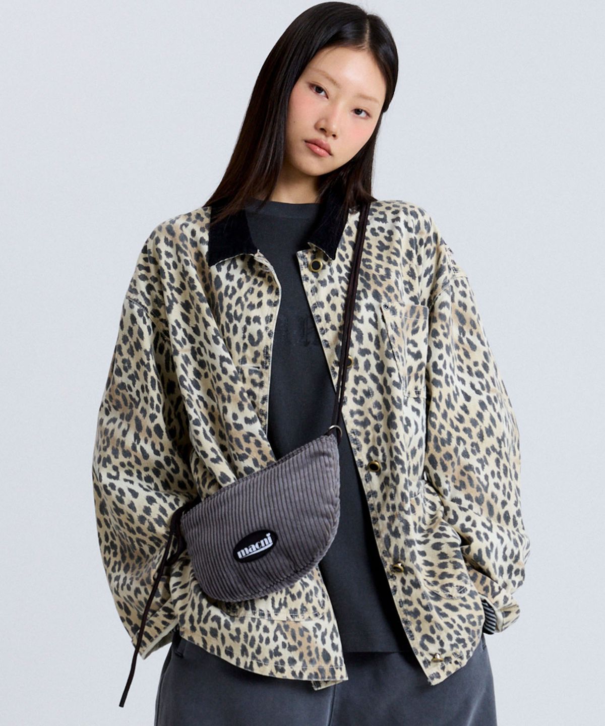 마크니(MACNI) CORDUROY MOON BAG CHARCOAL