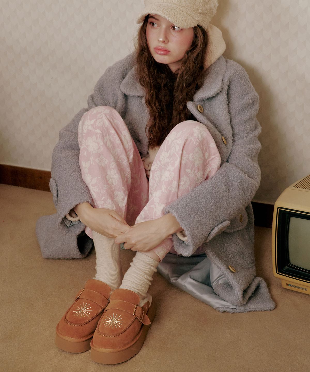 마크모크(MAC MOC) Yull 율 소가죽 자수포인트 통굽 방한 뮬_2color