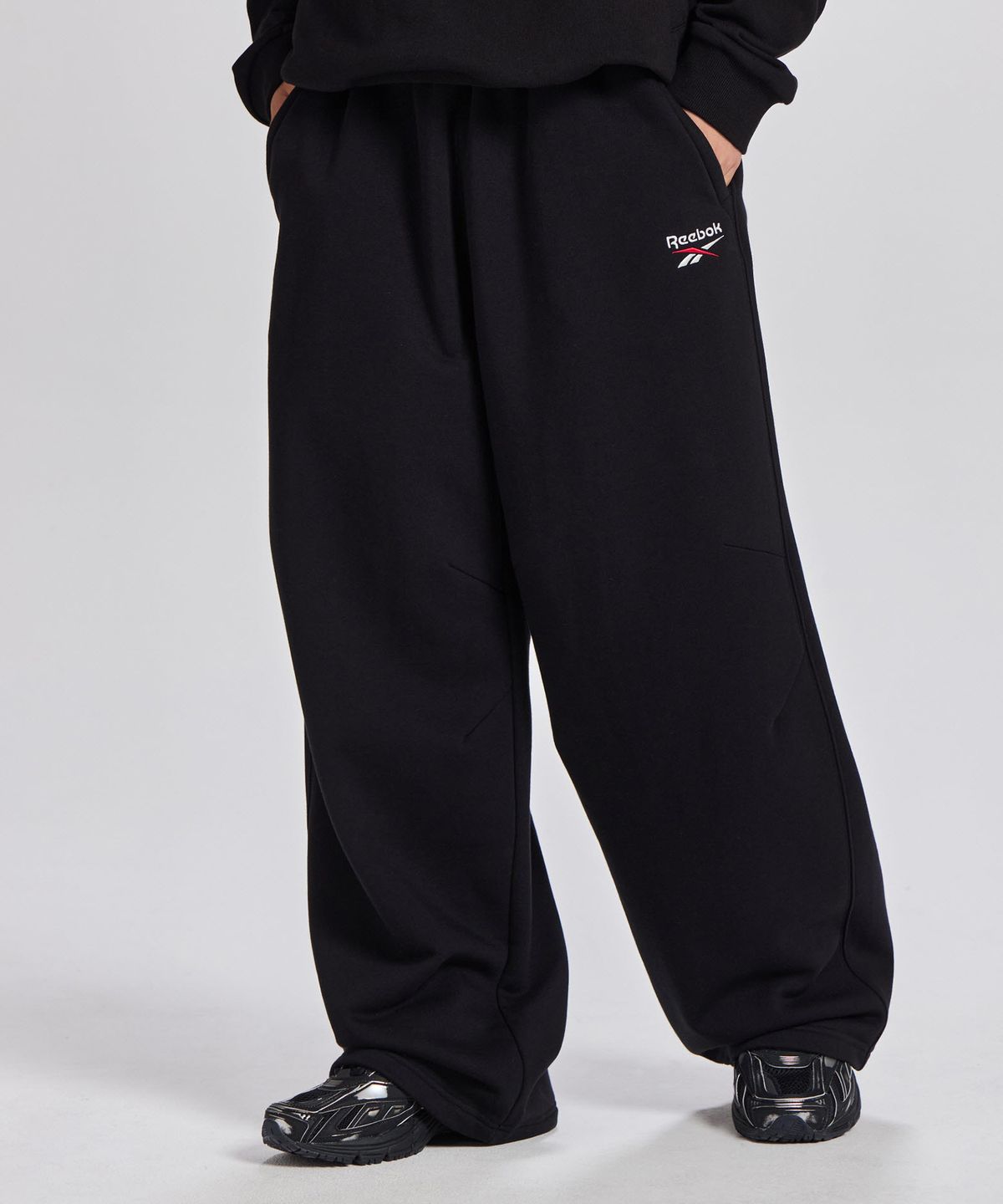 리복(REEBOK) 와이드핏 기모 스웻팬츠 - 블랙