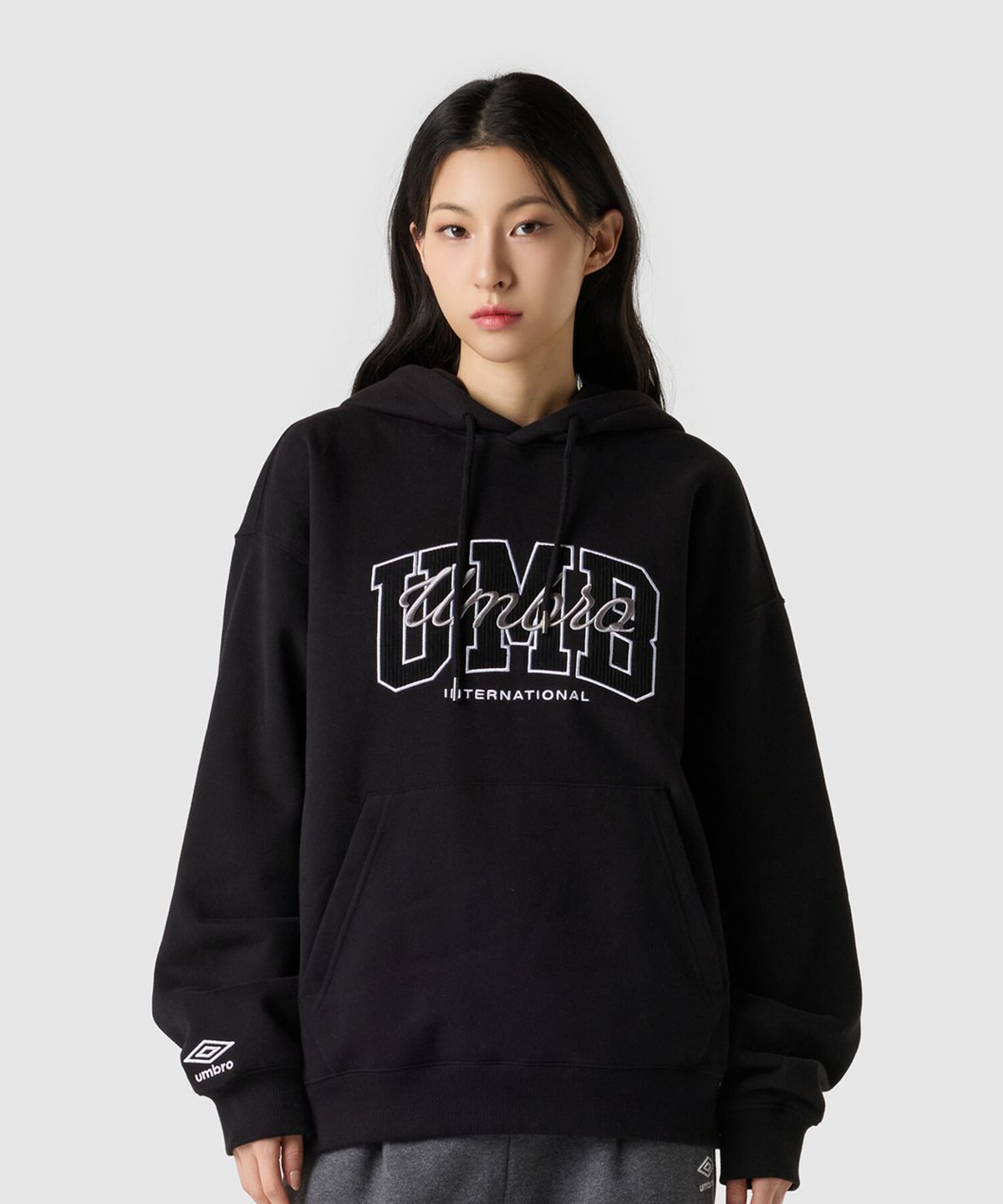 엄브로(UMBRO) 기모 아플리케 후드 티셔츠 블랙 UQ421CHDO2
