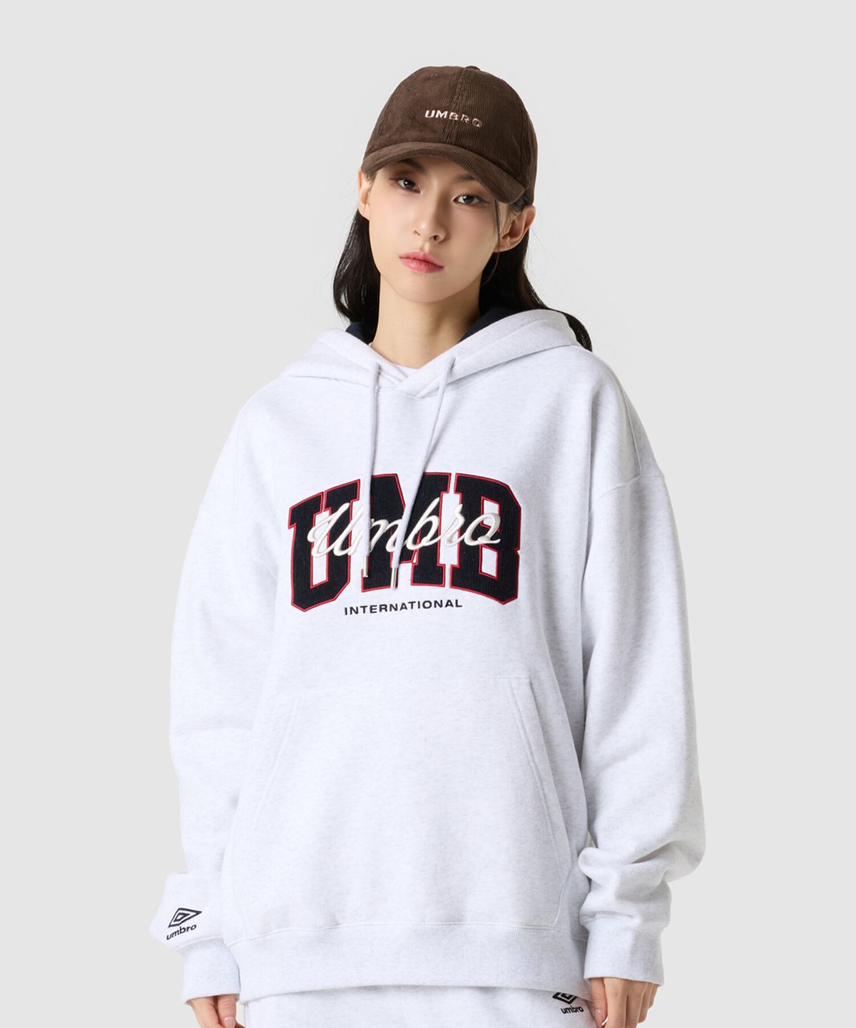 엄브로(UMBRO) 기모 아플리케 후드 티셔츠 라이트 그레이 UQ421CHDO2