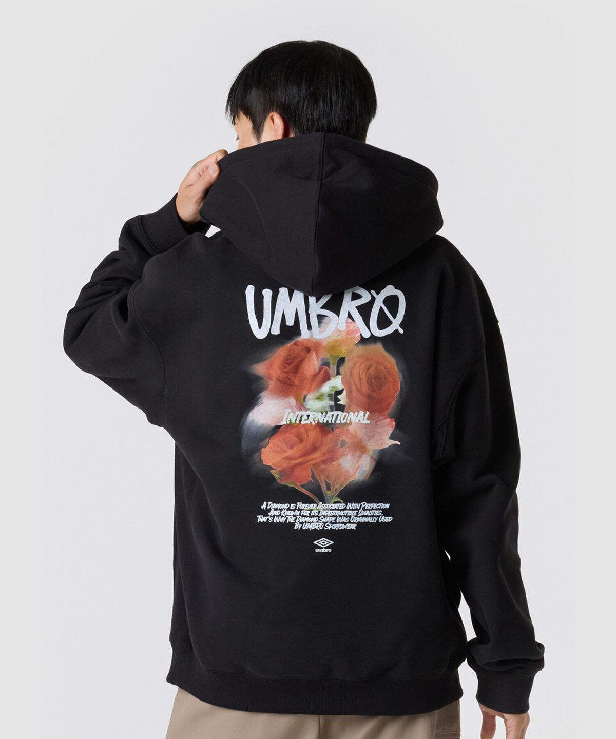 엄브로(UMBRO) 기모 로즈 그래픽 후드 티셔츠 블랙 UQ421CHDO3
