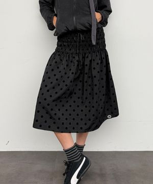 볼 도트 스모크 셔링 로우라이즈 스커트_블랙