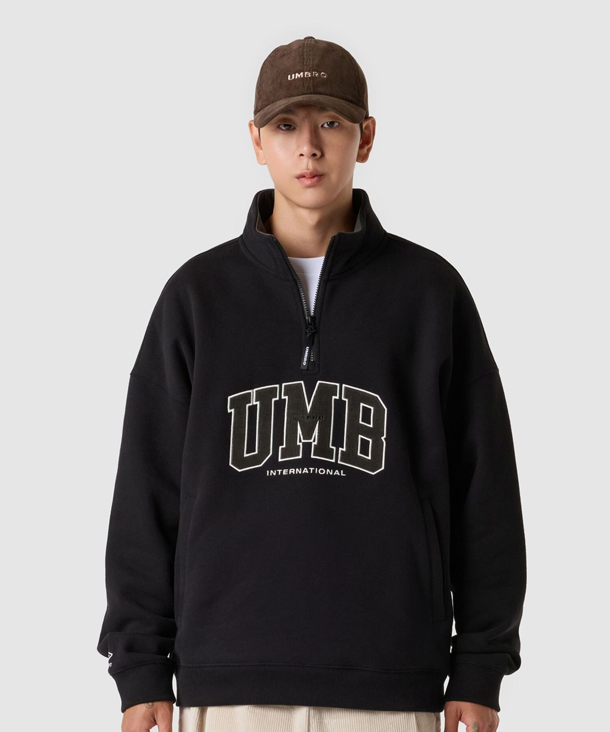 엄브로(UMBRO) 기모 아플리케 하프집업 맨투맨 블랙 UQ421CFSO2