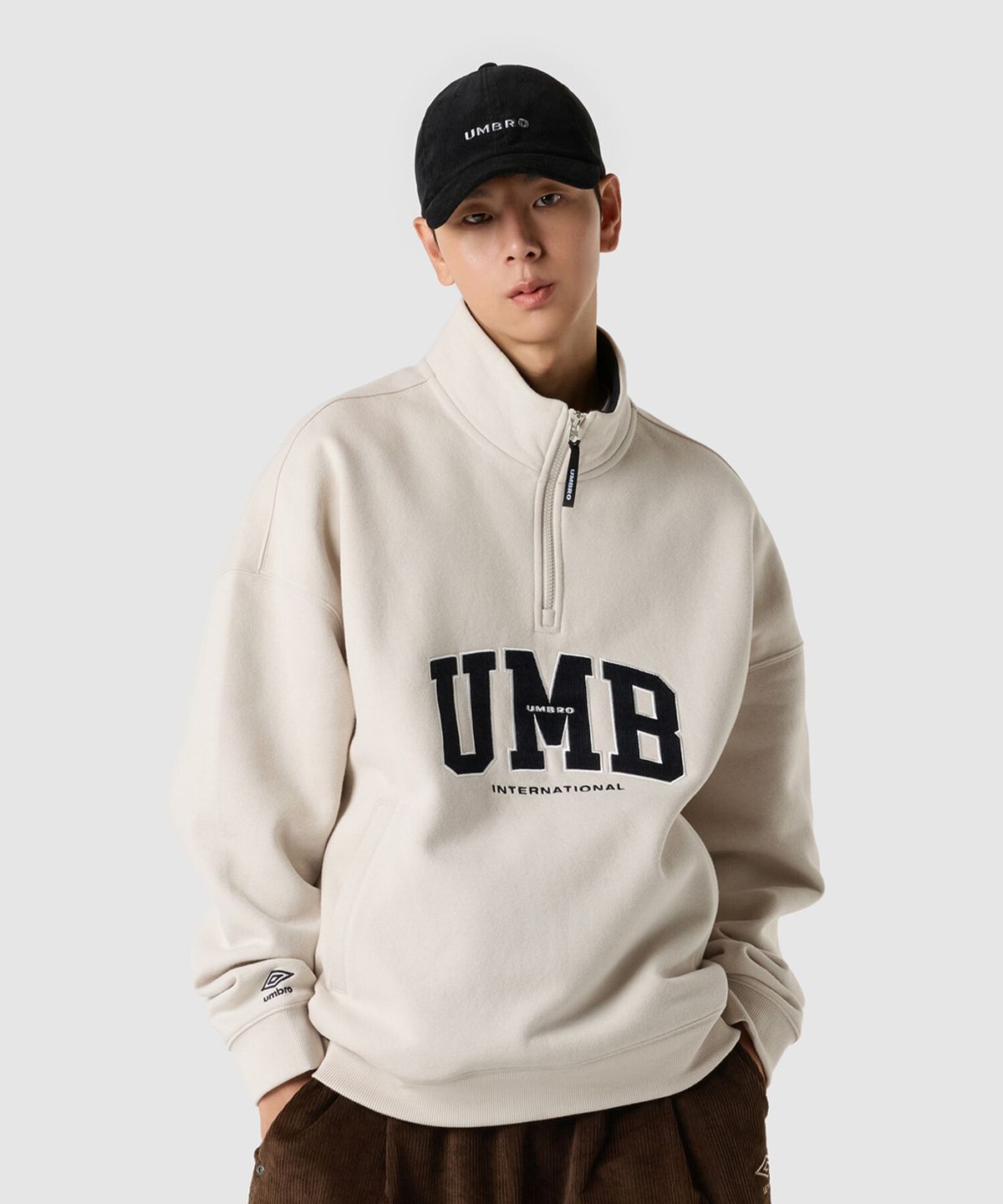 엄브로(UMBRO) 기모 아플리케 하프집업 맨투맨 베이지 UQ421CFSO2