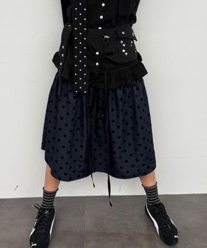 볼 도트 스모크 셔링 로우라이즈 스커트_네이비