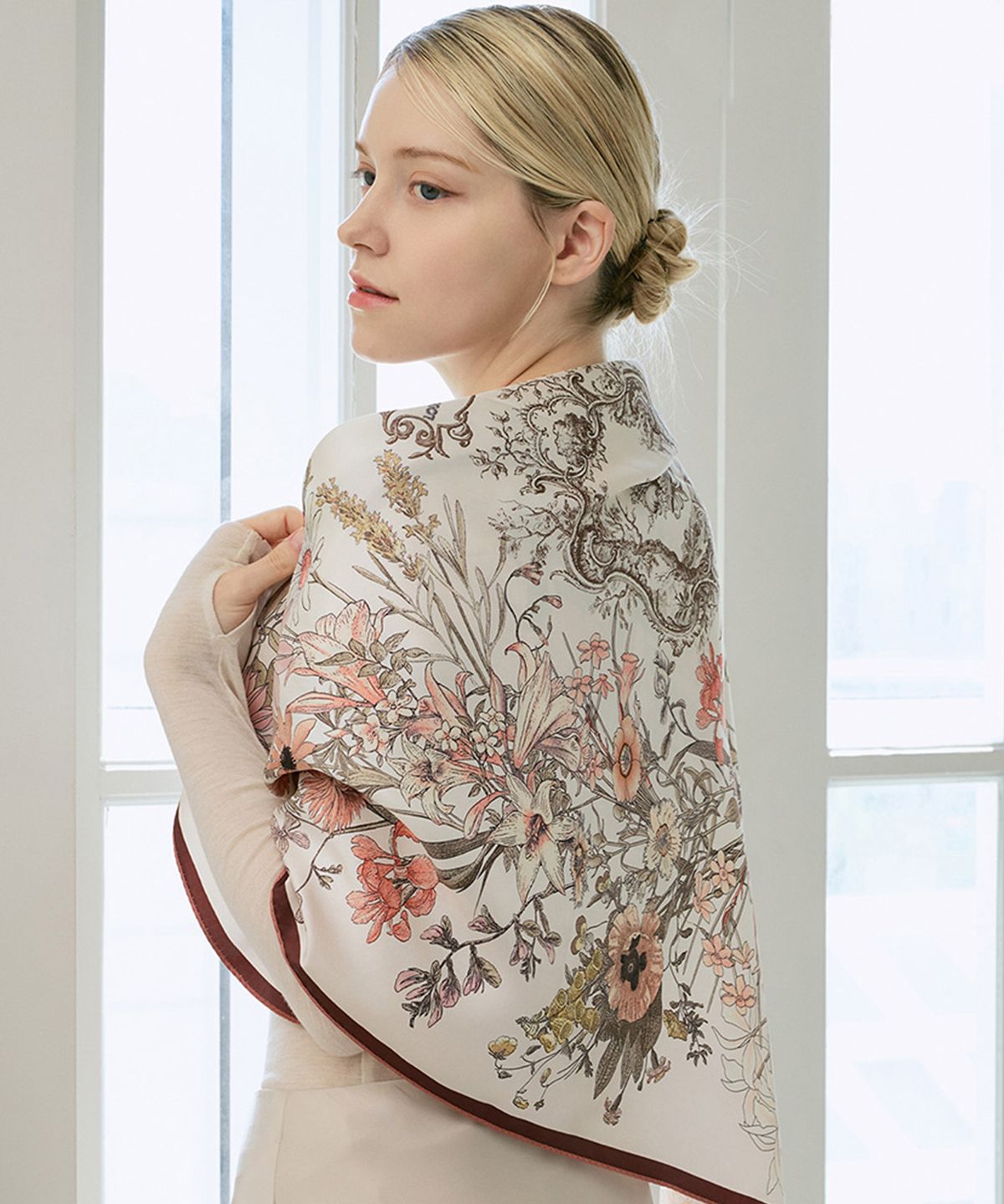 루이까또즈스카프(LOUIS QUATORZE SCARF) 로얄가든더블 실크 사각 스카프