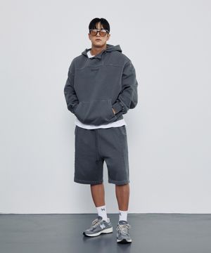 슬랜트 넥 피그먼트 후디 + 로우 엣지 피그먼트 버뮤다 쇼츠 차콜