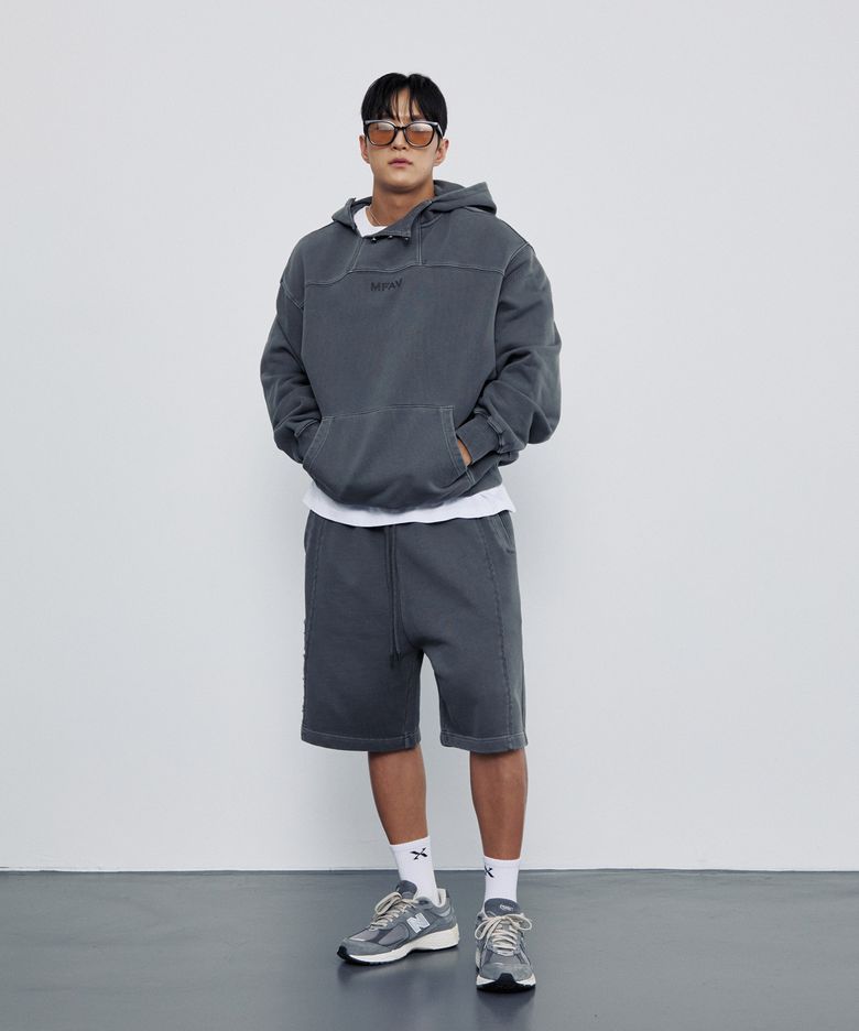 슬랜트 넥 피그먼트 후디 + 로우 엣지 피그먼트 버뮤다 쇼츠 차콜