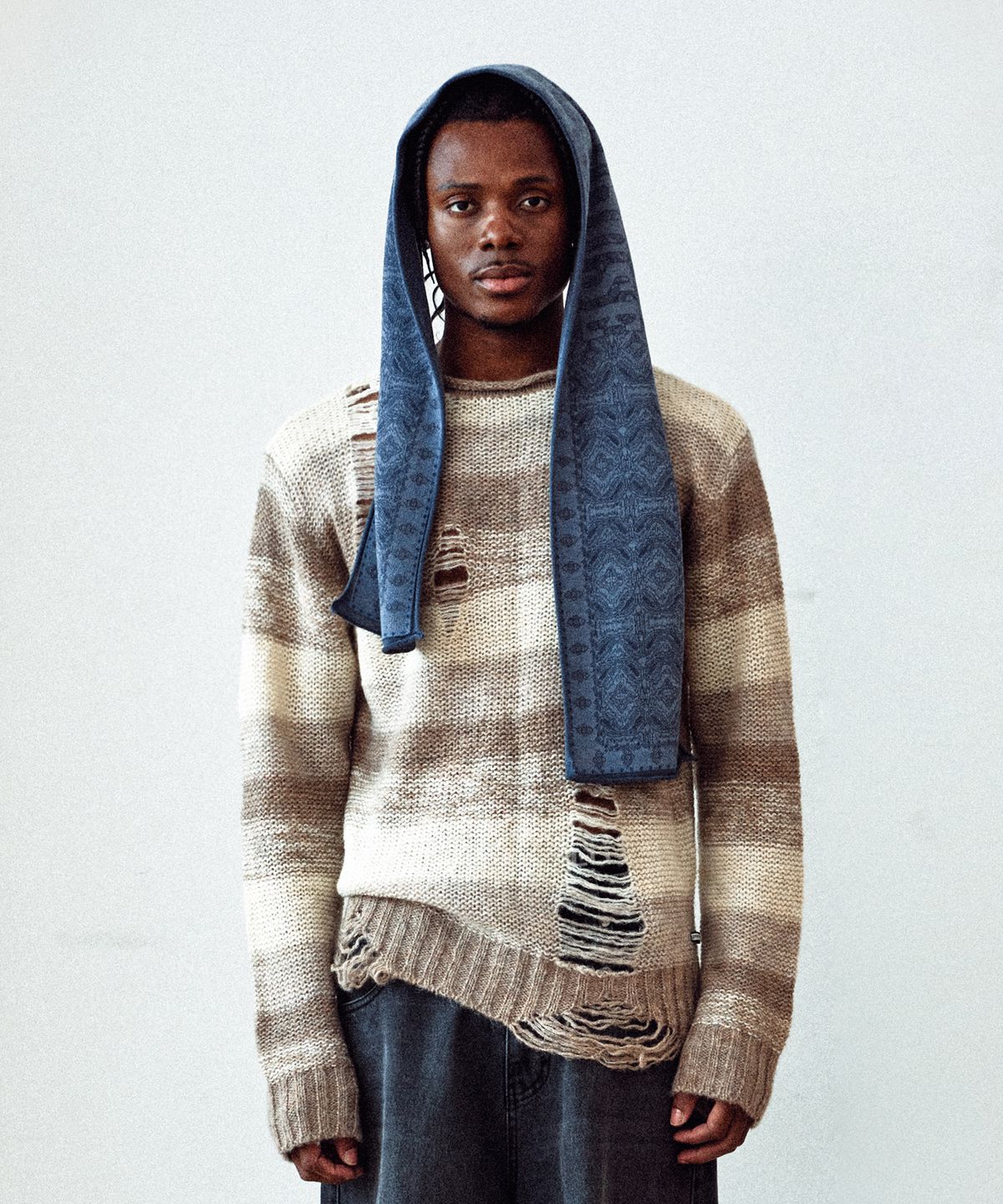 더바이닐하우스(THEVINYLHOUSE) GRUNGE STRIPE SWEATER BROWN