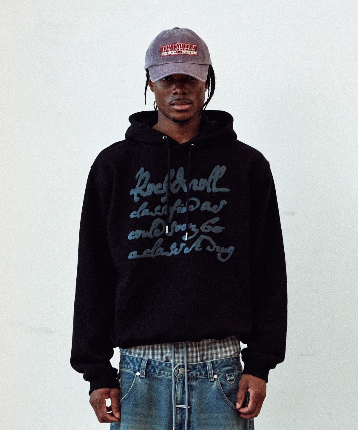 더바이닐하우스(THEVINYLHOUSE) CURSIVE WRITING TYPO HOODIE BLACK
